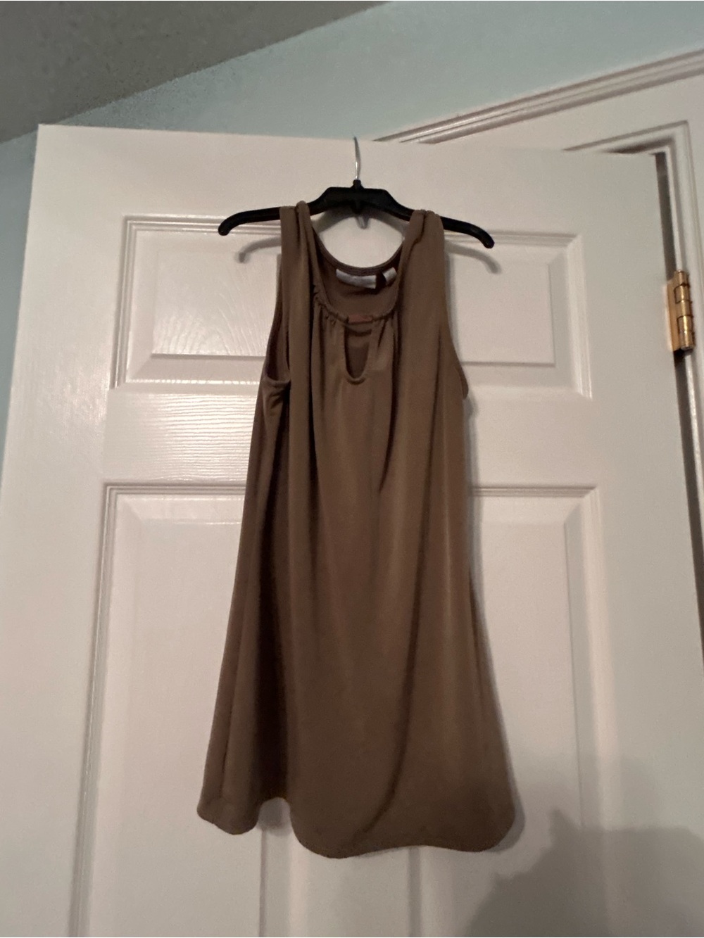 New York & Company Taupe Sleeveless Keyhole Shift Top